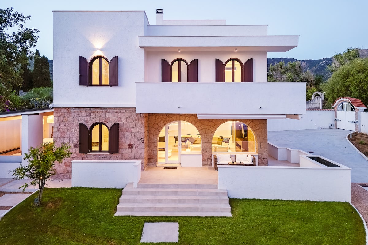 S'Arpagiu — Brama do morza z basenem