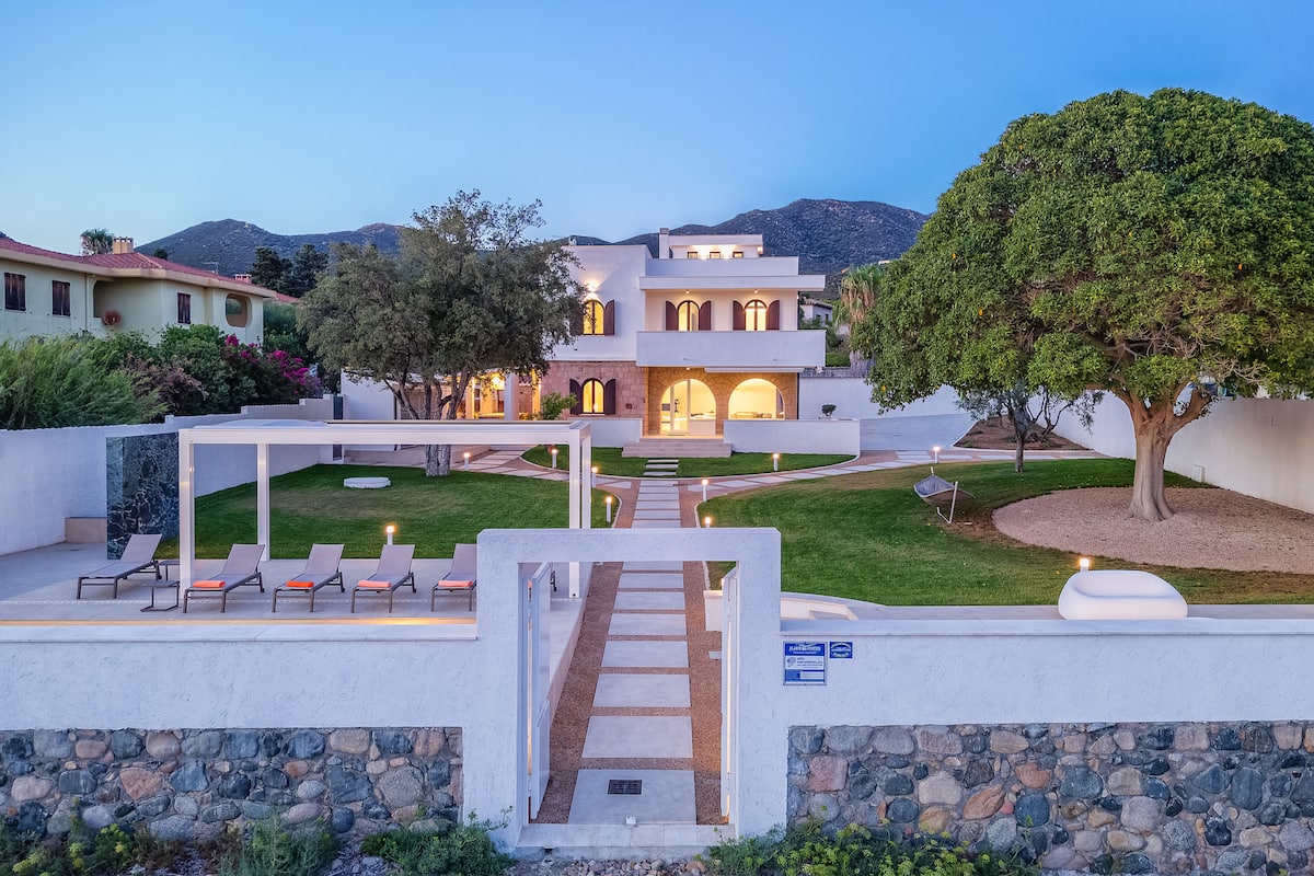 S'Arpagiu — Brama do morza z basenem